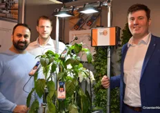 Aryan Aziezie, Erwin Grafe en Pawel Niewolik (Sendot Research) lieten zien hoe met één sensor zowel fotosynthese als PAR-licht gemeten kan worden, waarmee ‘de hartslag’ van de plant in kaart wordt gebracht.